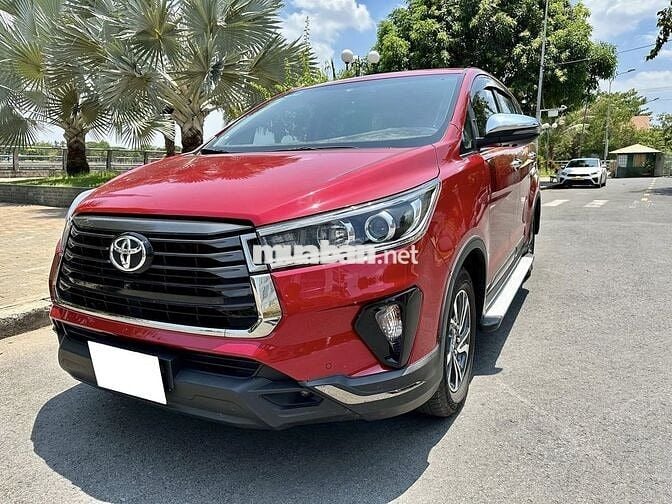 Toyota Innova Venturer AT 2022 màu đỏ