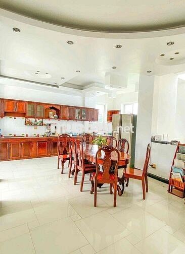 Nhà 6 phòng ngủ - ngay Hùng Vương