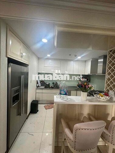 Cho thuê căn hộ sân vườn độc bản Royal CiTy! 156m2