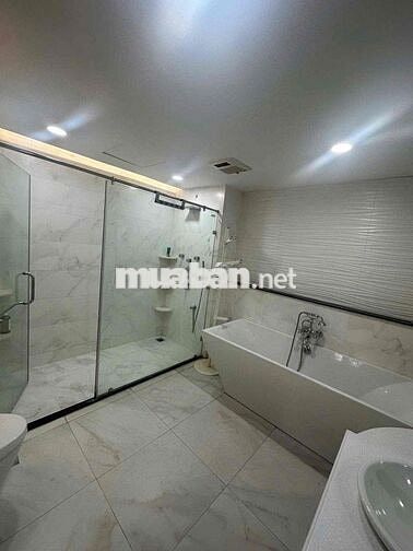 Cho thuê căn hộ sân vườn độc bản Royal CiTy! 156m2