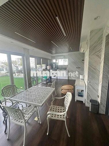 Cho thuê căn hộ sân vườn độc bản Royal CiTy! 156m2
