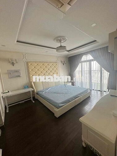 Cho thuê căn hộ sân vườn độc bản Royal CiTy! 156m2
