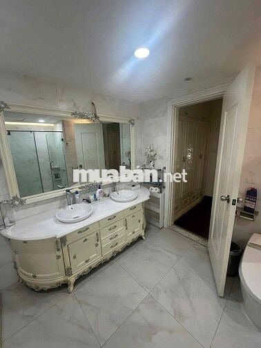 Cho thuê căn hộ sân vườn độc bản Royal CiTy! 156m2