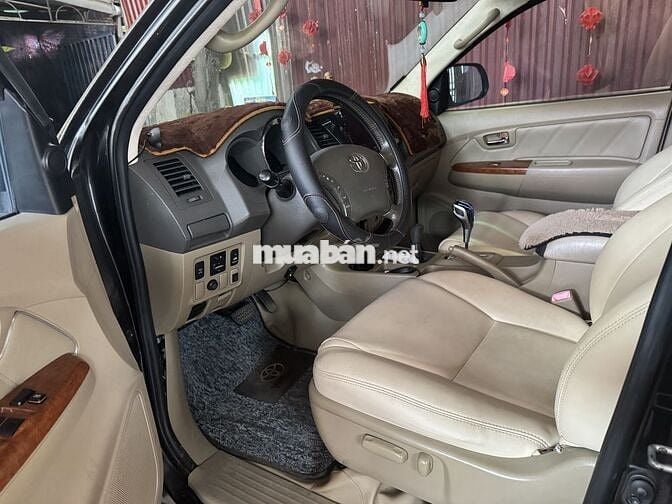 Toyota Fortuner 7 chỗ màu Đen