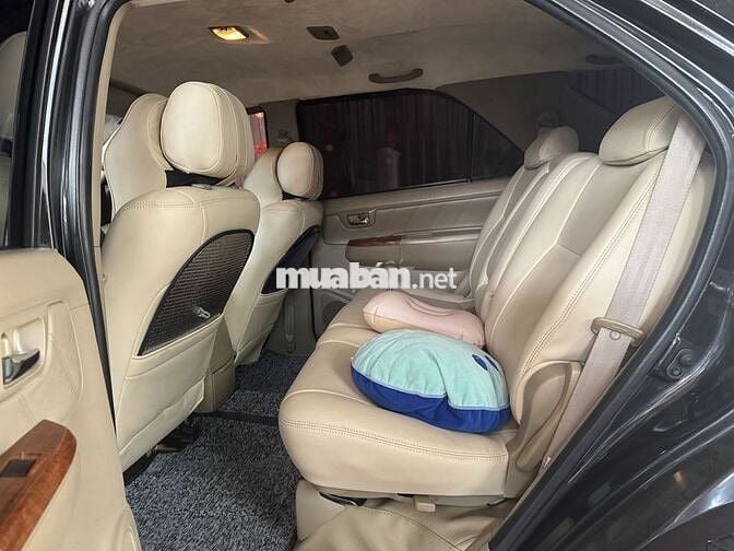 Toyota Fortuner 7 chỗ màu Đen