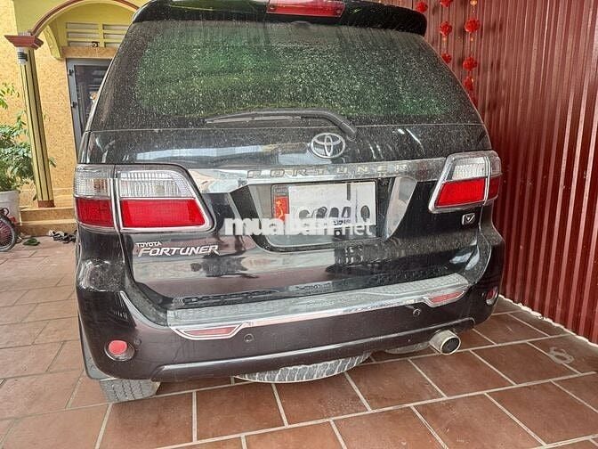 Toyota Fortuner 7 chỗ màu Đen