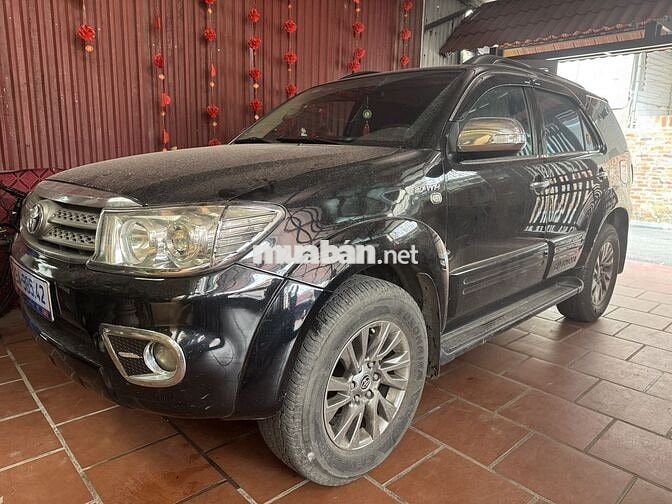 Toyota Fortuner 7 chỗ màu Đen