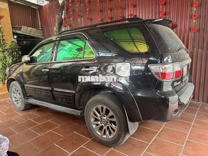 Toyota Fortuner 7 chỗ màu Đen