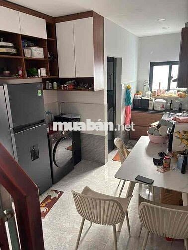 Cho thuê nhà nguyên căn hẻm 160 NVQ 2Pn 2wc giá 9,5tr