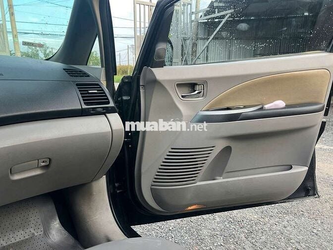 Mitsubishi Grandis 2005