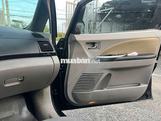Mitsubishi Grandis 2005