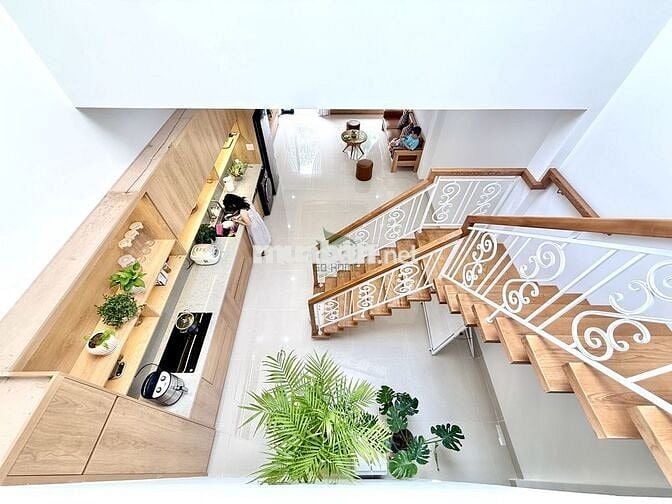 NHÀ  CÓ SÂN VƯỜN 2 PHÒNG  GIÁ 20 TRIỆU/THÁNG KHU PHƯỚC LONG