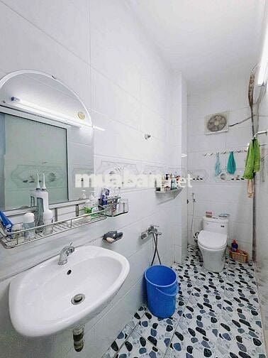 BÁN NHÀ NGUYỄN KHOÁI QUẬN 4 HẺM 3M 3 TẦNG 43m2 NHÀ ĐẸP RẺ KDC CHỈ 5 TY