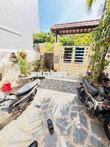 NHÀ ĐẸP SÂN OTO FULL NỘI THẤT MT GẦN NGUYỄN THỊ ĐỊNH