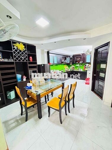 NHÀ ĐẸP SÂN OTO FULL NỘI THẤT MT GẦN NGUYỄN THỊ ĐỊNH