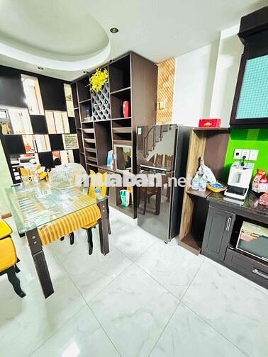 NHÀ ĐẸP SÂN OTO FULL NỘI THẤT MT GẦN NGUYỄN THỊ ĐỊNH