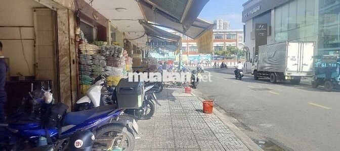 cho thuê mặc bằng bến xe chợ lớn 30m vỉa hè rộng rãi 