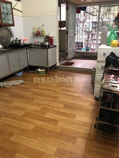 Cho thuê căn hộ tập thể tầng 2 ở phố 8/3