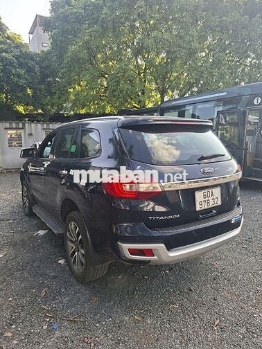 Ford Everest Xanh