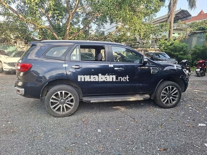 Ford Everest Xanh