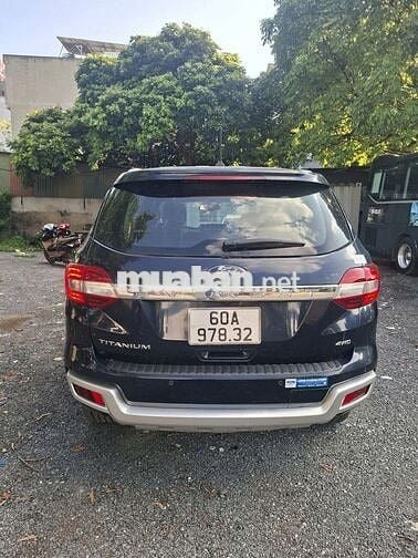 Ford Everest Xanh