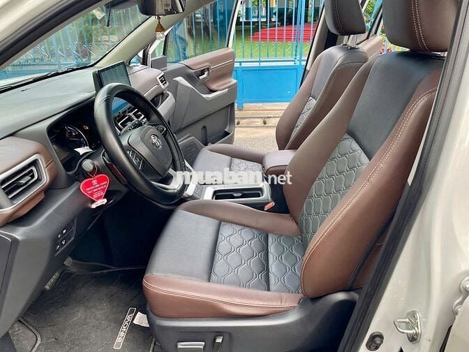 Toyota Innova Cross HEV 2025 Xăng Điện 20000 km