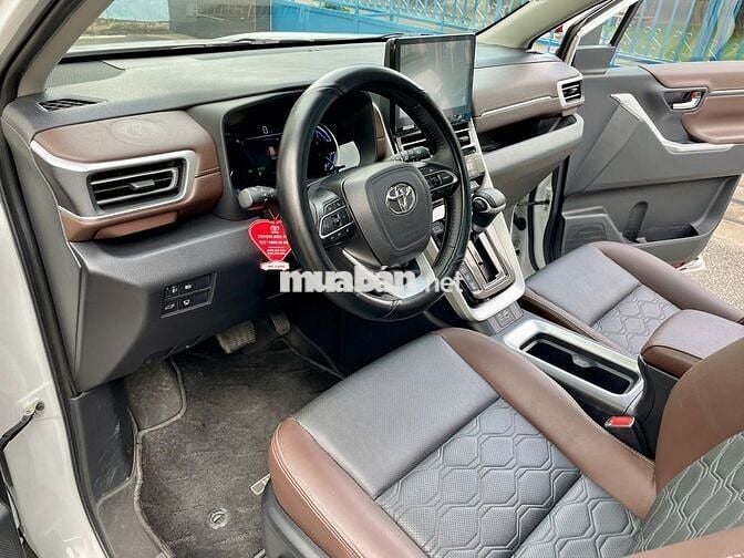 Toyota Innova Cross HEV 2025 Xăng Điện 20000 km