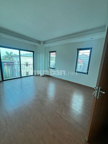  Bán nhà xây mới căn góc 2 thoáng, thang máy nguyên bản 05 tầng x 35 m