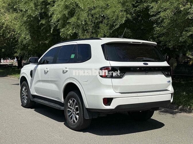 Ford Everest Ambient 2025 Trắng 22.000 KM