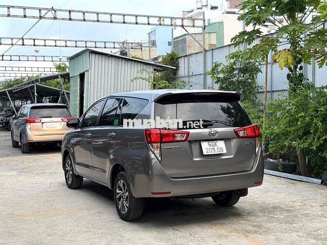 Toyota Innova 2.0E MT Số sàn 2023 Đồng ánh kim