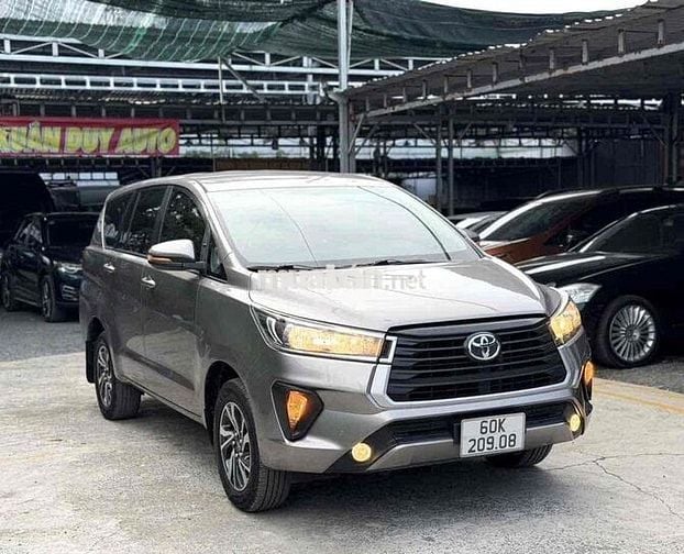 Toyota Innova 2.0E MT Số sàn 2023 Đồng ánh kim
