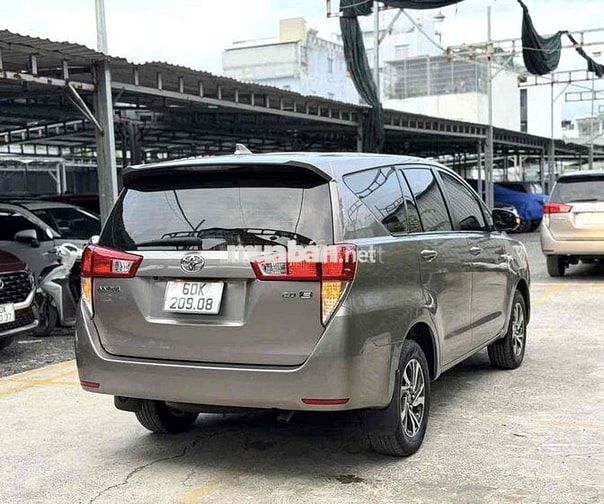 Toyota Innova 2.0E MT Số sàn 2023 Đồng ánh kim