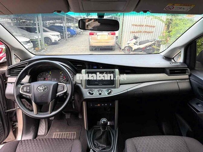 Toyota Innova 2.0E MT Số sàn 2023 Đồng ánh kim