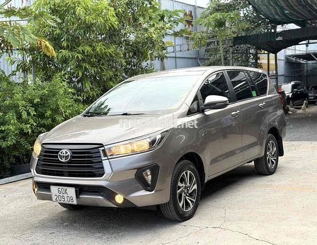 Toyota Innova 2.0E MT Số sàn 2023 Đồng ánh kim