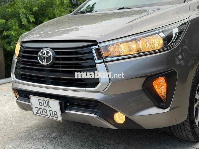 Toyota Innova 2.0E MT Số sàn 2023 Đồng ánh kim