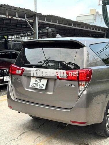 Toyota Innova 2.0E MT Số sàn 2023 Đồng ánh kim