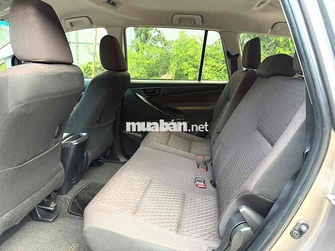 Toyota Innova 2.0E MT Số sàn 2023 Đồng ánh kim