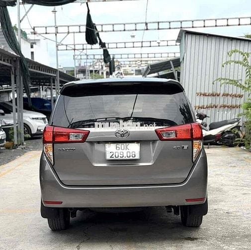 Toyota Innova 2.0E MT Số sàn 2023 Đồng ánh kim