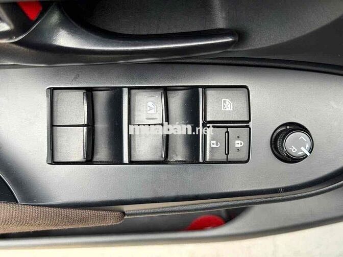 Toyota Innova 2.0E MT Số sàn 2023 Đồng ánh kim