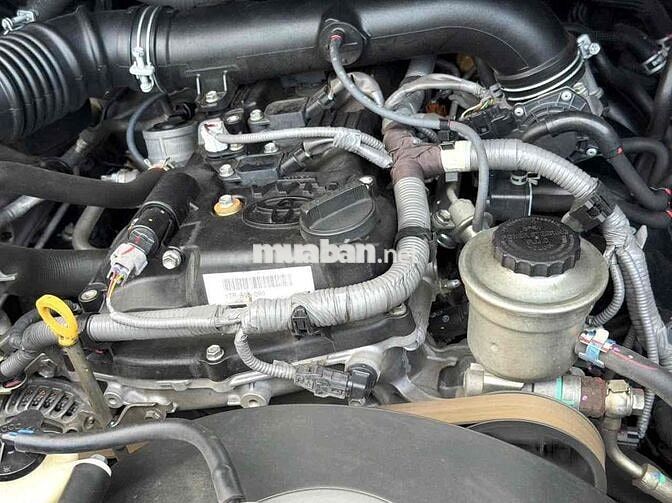 Toyota Innova 2.0E MT Số sàn 2023 Đồng ánh kim