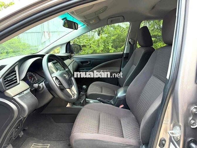 Toyota Innova 2.0E MT Số sàn 2023 Đồng ánh kim