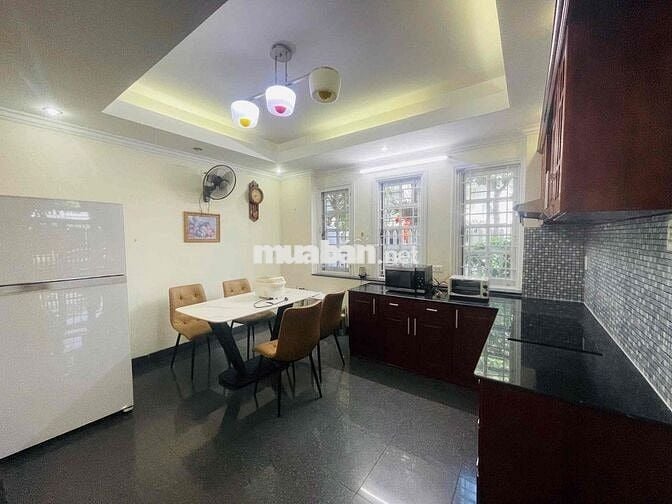 Cho thuê biệt thự 3 tầng, 2 mặt tiền, 4BR, 4WC diện tích 131m2