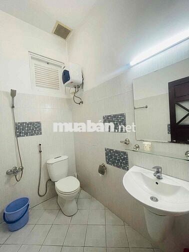 Cho thuê biệt thự 3 tầng, 2 mặt tiền, 4BR, 4WC diện tích 131m2