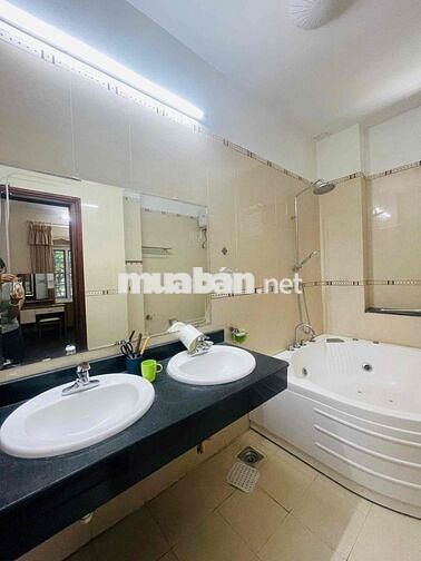 Cho thuê biệt thự 3 tầng, 2 mặt tiền, 4BR, 4WC diện tích 131m2