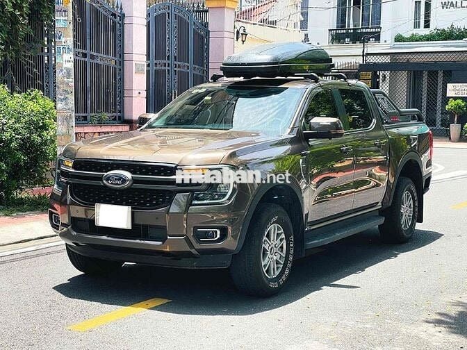 Ford Ranger XLS AT 2023 lên nhiều đồ chơi