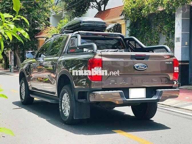 Ford Ranger XLS AT 2023 lên nhiều đồ chơi