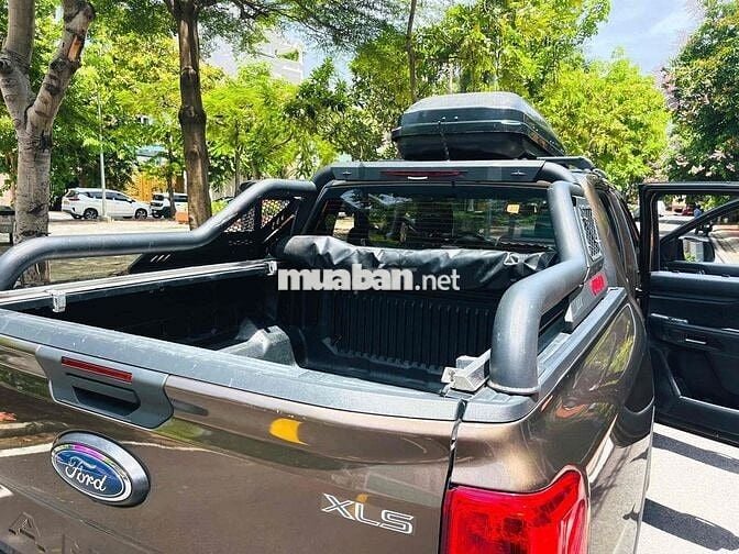 Ford Ranger XLS AT 2023 lên nhiều đồ chơi