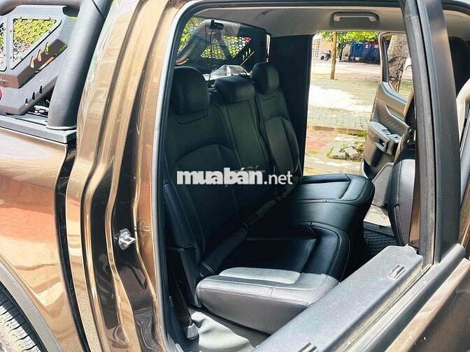 Ford Ranger XLS AT 2023 lên nhiều đồ chơi