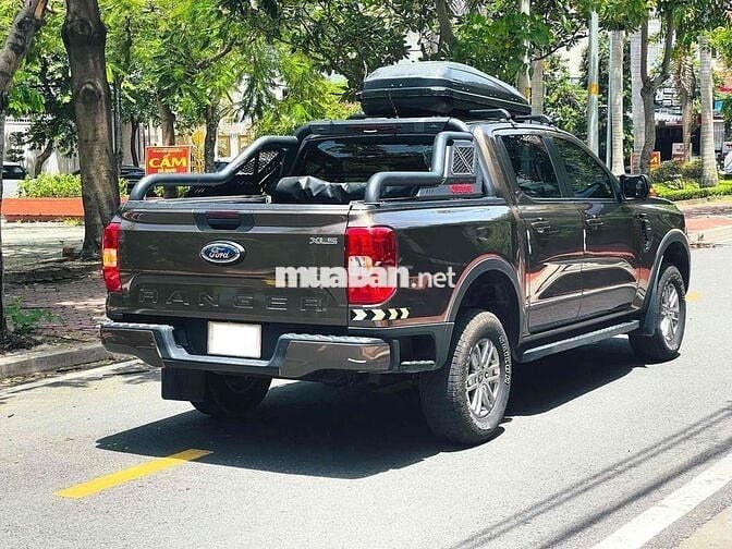 Ford Ranger XLS AT 2023 lên nhiều đồ chơi