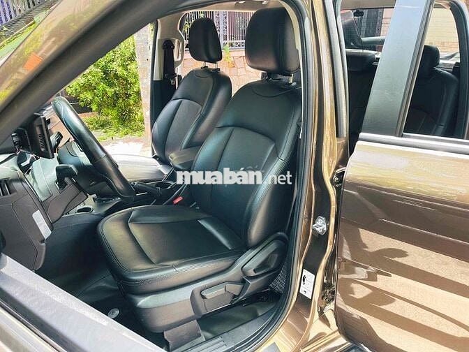 Ford Ranger XLS AT 2023 lên nhiều đồ chơi